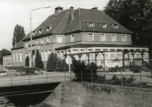 Berggießhübel (Bad Gottleuba-Berggießhübel), Badstraße (Sebastian-Kneipp-Straße) 10. Kneipp-Kurbad (Kulturhaus, um 1930). Straßenansicht von Südwest über die Gottleubabrücke