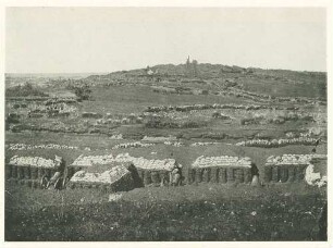 Druckschriftliche Fotoreportage zum Krimkrieg und Reisestationen des Fotografens: mit Erdwällen,Schanzkörben und Sandsäcken befestigter und mit Kanonen armierter Belagerungsring mit Laufgräben um Sewastopol, im Hintergrund die Malakoffschanze mit Turm