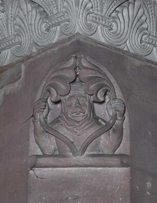 Zwickelrelief mit der Büste eines Ritters