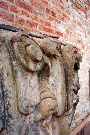Gut Jersbek: Herrenhaus: Nordgiebel: Sanierung: Detailaufnahme: Wasserspeier Maskaron, Teilansicht