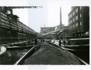 Hamburg. Gaswerk Barmbek. Hochbetrieb. Mit Kohle beladene Leichter werden entladen