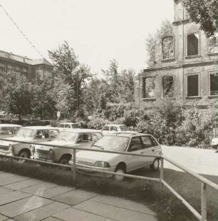 Blick gegen Wohnhäuser, Wilsdruffer Straße, und Ostseite der Ruine des Taschenbergpalais