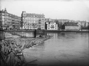 Hochwasser der Elbe im April 1900. Blick vom Altstädter Ufer über die Elbe zur Neustadt oberhalb der Albertbrücke : Dresden. Hochwasser der Elbe im April 1900. Blick vom Altstädter Ufer über die Elbe zur Neustadt oberhalb der Albertbrücke