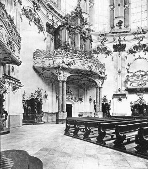 Ettal, Abtei-, Pfarr- und Wallfahrtskirche St. Maria, Inneres: Teil des Innenraum mit Orgelprospekt, Orgel 1753; Zuccali, Enrico; Schmutzer, Josef
