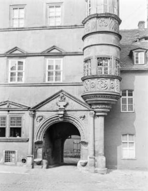 Mücheln (Geiseltal), Rathaus : Portal und Runderker am Rathaus