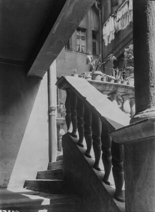 Unbekannter Ort- Treppenaufgang eines Wohnhauses