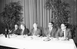Offenburg: Präsidiumstisch