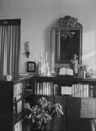 Wohn- und Arbeitszimmer der Fotografin : Dresden-Loschwitz, Schillerstraße 17. Wohn- und Arbeitszimmer der Fotografin mit Selbstbildnis im Wandspiegel