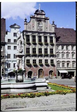 Landsberg: Rathaus vom Marktbrunnen aus