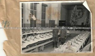 Vorbereitungen für eine Weihnachtsfeier von Angehörigen der Ordnungspolizei