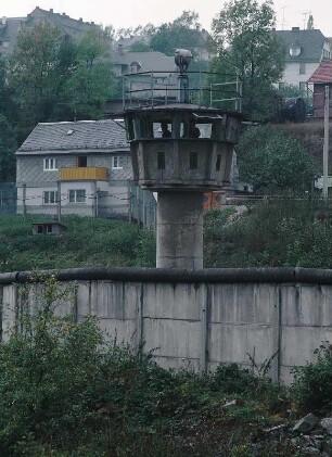 Deutsch-deutsche Grenze : Ein Wachturm vor Wohnhäusern an der deutsch-deutschen Grenze bei Blankenstein.
