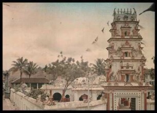Singapur: Hinduistischer Tempel. Anlage in der South Bridge Road 244 mit reichverziertem Tempeltor, Skulpturen in weiß-rot; Blick über Mauern auf hinduistische Tempelanlage mit Tempeltor