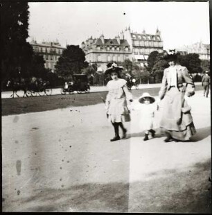 Paris. Spaziergänger auf der Avenue du Bois