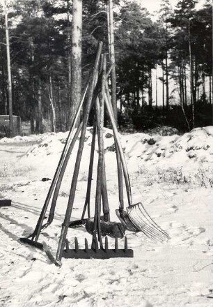 Holzkohlenherstellung in Rietschen, Arbeitsgerät : Handwerkstechniken - Kohlen- und Pechbrennerei. Ort: Rěčicy / Rietschen. Köhlerwerkzeug. Vgl. Lětopis C 9 (1966).