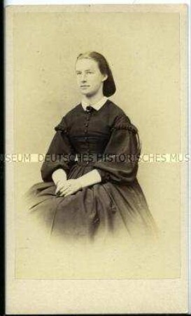 Sitzende junge Frau, Carte de Visite