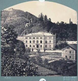 Ansicht der Forstakademie in Tharandt mit dem Forstgarten, im Hintergrund Teile der Burgruine