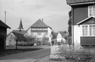 Birkendorf: Ortsstraße mt Kirchturm