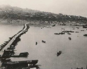 China. Tschungking (Chongqing) am mittleren Jangtse. Schiffsbrücke zwischen Tschungking und Kiangpe (Chongqing-Jiangbei?)