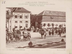 Kostümierte zu Fuß beim Jubiläums-Festzug zum 70. Geburtstag des Großherzogs Friedrich I. von Baden vor dem Karlsruher Schloss
