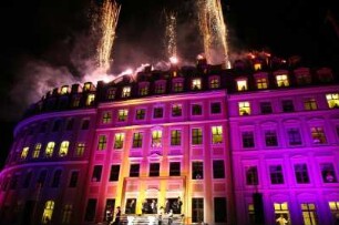 Dreden-Altstadt, Neumarkt 1-3. QF Hotel mit Weigelschem Haus und Wohn-und Geschäftshaus. Ansicht zur Einweihungsfeier mit Feuerwerk und blau, violett sowie gelb angestrahlt