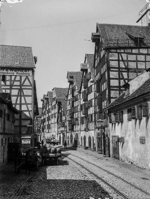 Speichergasse : Pferdefuhrwerke mit Säcken in der alten Speichergasse in Kaliningrad.