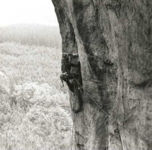 Sächsische Schweiz. Affensteine, Freier Turm. Seilschaft Bernd Arnold am "Spiel mit dem Feuer", Erstbegehung 3. Juni 1984