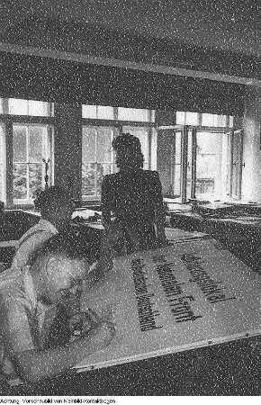 Dresden, Neustadt, Albertplatz, Wahl-Werbung der Kommunalen Wohnungsverwaltung (KWV) am Hochhaus der VEB Verkehrsbetriebe der Stadt Dresden, Bauern in Moritzburg-Reichenberg, August 1950