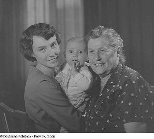 Familienporträt Oma, Enkelin mit Baby
