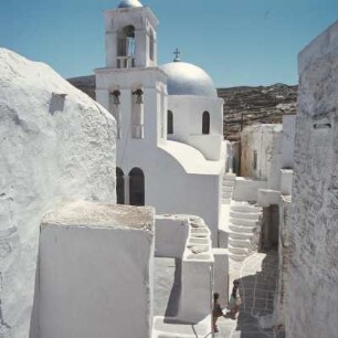 Ios, Chora. Kirche, Treppen, Gassen in der Chora