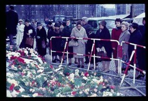 Trauer um Kennedy/ Menschen, Blumenmeer, Gitter