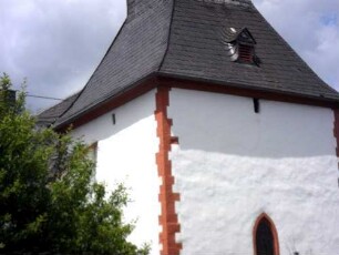 Evangelische Kirche - Kirchturm (Gründung 13 Jh-Übergangsstil) von Südosten mit Schießscharten (Schlitzscharten) unter Dachgesims (einst Wehrplattform)