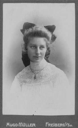 Junges Mädchen mit großer Schleife im Haar : Junges Mädchen mit großer Schleife im Haar. Fotografie (Carte-de-visite mit Atelieraufdruck verso) von Hugo Müller in Freiberg