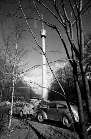 Stuttgart, Degerloch: Stuttgarter Fernsehturm von unten, Vordergrund Parkplatz