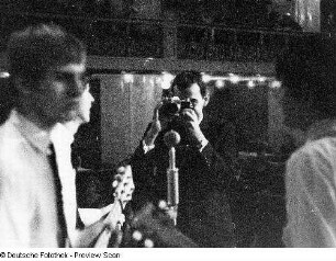 Achim Roth, ein Arbeitskollege des Fotografen Christian Borchert an der Deutschen Hochschule für Filmkunst in Potsdam-Babelsberg, fotografiert eine Popgruppe