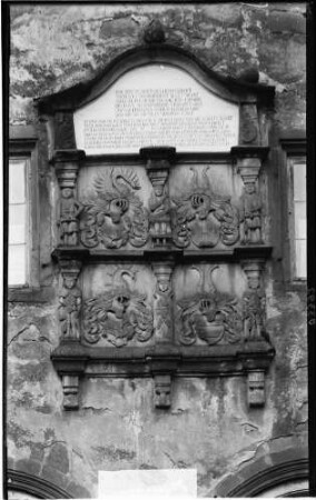 Menzingen Schwanenschloss Wappen und Inschrifttafel an der Nordseite des Südflügels (um 1568)