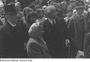 Ehrung für Max Reinhardt im Deutschen Theater Berlin und anschließende Straßenbenennung (Umbenennung der Karlstraße) : Gäste während des Festaktes zur Straßenbenennung, darunter Oberbürgermeister Arthur Werner (links)
