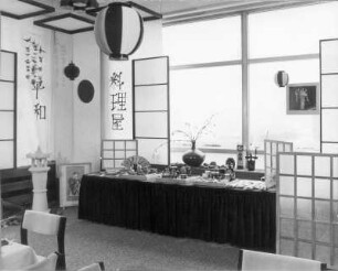 Kraszewski-Zimmer : Dresden-Altstadt, Prager Straße 17. Großgaststätte "International". Kraszewski-Zimmer mit japanischen Schriftzeichen "Frieden" und "Restaurant" und Anrichte während der Sonderveranstaltung "Japan"