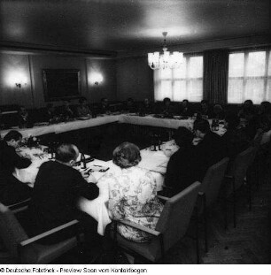 Internationale Kommunalpolitiker: Vorbereitungskommision? für das 9. Kolloquium (1972.03); Uno Vereinigung im Rathaus (1972.03.20); Schwedische Kommunalpolitiker mit Böhme (1972.07); Wrozlawer Stadtverordnete (1972.12); Ostrawa (1973.05); Präsident der französischen Abgeordneten (1974.01)