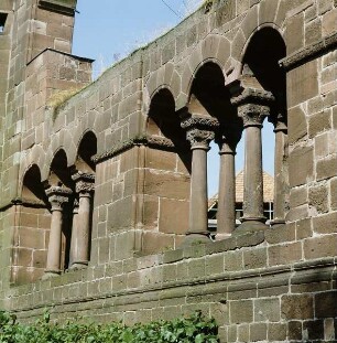 Gelnhausen. Kaiserpfalz. Westliche Fensterarkaden von Südosten