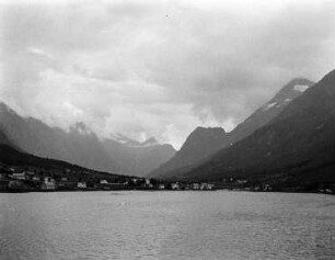 Blick auf Loen in der Provinz Vestland in Norwegen