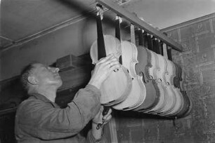 Markneukirchner Cocktail : Musikinstrumentenbau Markneukirchen. Geigenbauer Meister Oskar Erich Heinel in seiner Werkstatt