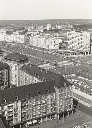 Dresden. Blick vom Rathausturm nach Nordosten über die Wohnblöcke an der Ernst-Thälmann-Straße zu den Neubauten am Pirnaischen Platz