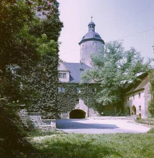 Burg Ranis. Blick über den Burghof zum Querflügel, Bergfried und Nordflügel