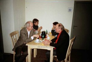 Kulturzentrum Marstall: Eröffnung der Ausstellung "Die Rote Couch" von Horst Wackerbarth am 18. Januar 2009: Künstler Horst Wackerbarth im Gespräch mit Enno Kaufhold