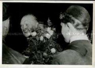 Schornsteinfeger überreichen Konrad Adenauer einen Blumenstrauß