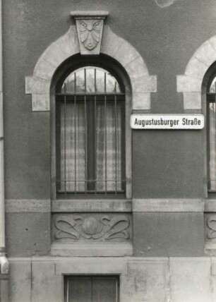 Chemnitz, Nürnberger Straße 2/Ecke Augustusburger Straße. Wohnhaus mit Ost-Apotheke (um 1900), Fenster mit Gitter (Erdgeschoß, Augustusburger Straße)