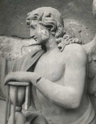 Grabmal der Familie Ritter von Hella : Grabmal der Familie Ritter von Hella. Sandstein. Hüftstück des Engels mit Stundenglas. Prag-Královské Vinohrady, Olšaner Friedhof