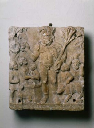 Votivrelief mit Weihinschrift: Opfer an Silvanus