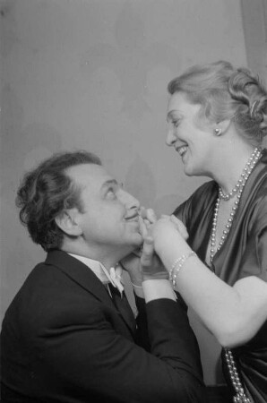 Szenenbilder aus dem Lustspiel "Edouards Kinder" von Marc-Gilbert Jackson, R. Bottomley und F. Jackson an der Komödie Berlin : Szene mit Georg Thomalla und Käthe Dorsch