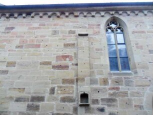 Langhaus Traufseite Nord (romanisch) mit Rundbogenfries und gotischen Fenstern im Detail
